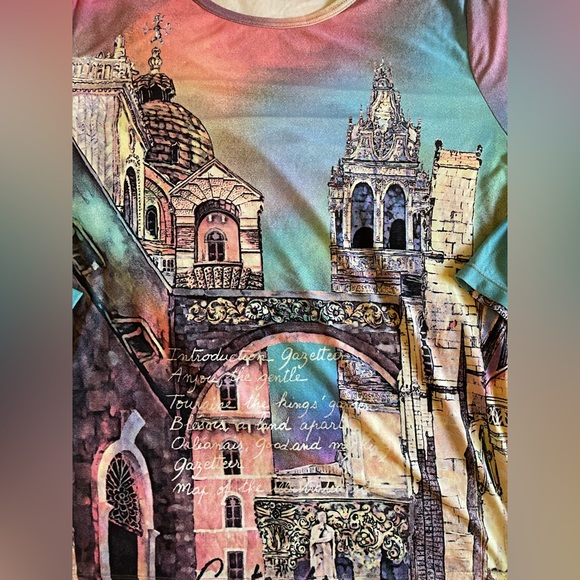 GORGEOUS graphic top - Picture 2 of 4